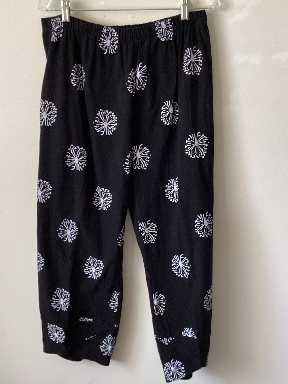 Unbranded Black and white Patterned Elastic-Waist ankle pants.